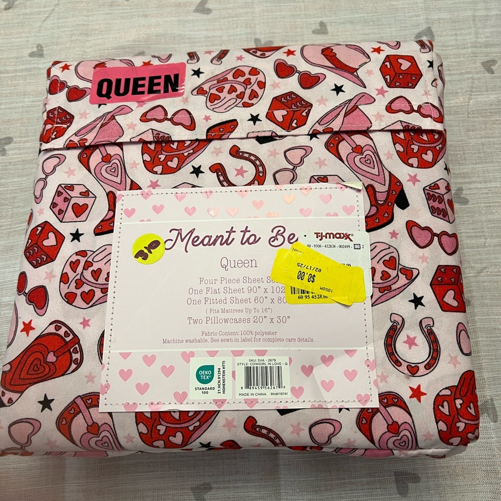 Que Heart and Dice Queen Sheet Set - Red and Pink - Picture 2 of 4